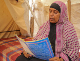 تعّرفوا على فطوم، الأمّ اليمنية النازحة التي تكافح لإعالة أطفالها الأيتام.